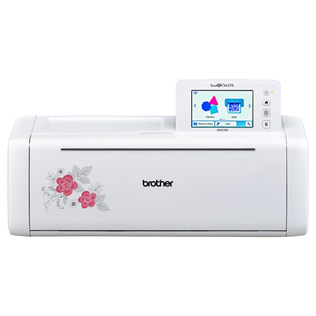 En hvid Brother ScanNCut elektronisk skæremaskine med blomstermotiv og en skærm der viser mønstervalg.