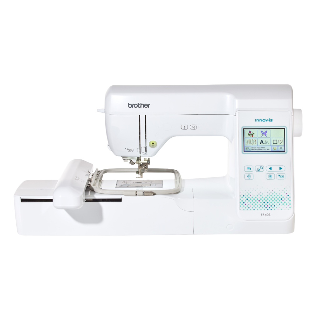 En hvid Brother broderimaskine Innov-ís F540E med digital skærm viser forskellige broderimuligheder.
