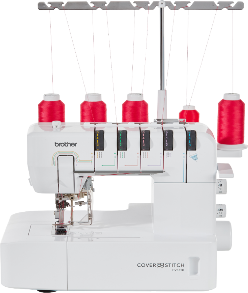 En hvid Brother Coverstitch symaskine med fem røde trådruller.