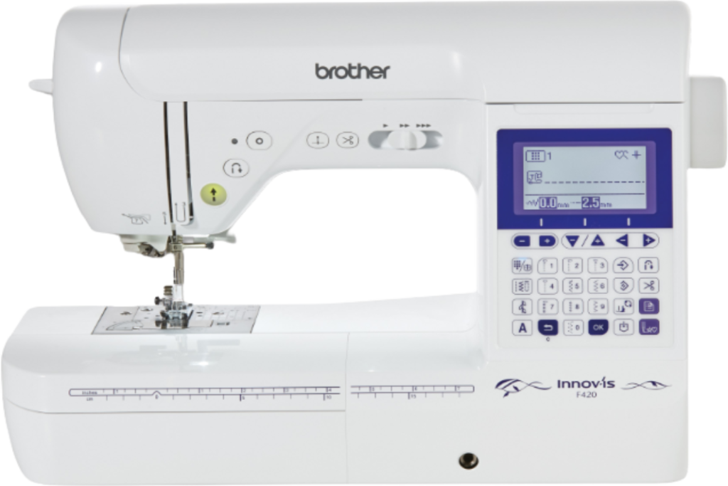 Frontalvisning af en hvid Brother Innov-is F420 symaskine med et detaljeret kontrolpanel.